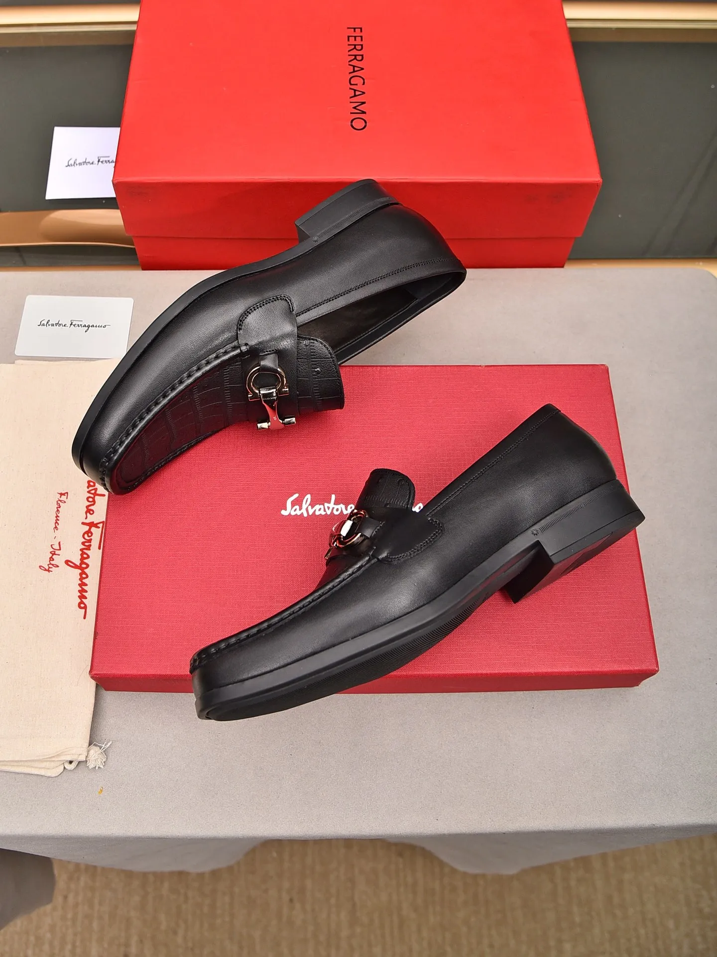 Men's shoes 💰: 460 [Original running volume and quality] Brand: Ferragamo (Ferragamo) Size: Men's size 38/44 (45 can be customized) Grade: Same style as the official website High-end quality men's shoes Material: Original first-layer calfskin Water-dyed cowhide lining Original outsole Style categories: Men's fashion formal business casual leather shoes Slip-on men's high-top series Young fashion European and American trends British style Casual matching Comfortable on the feet